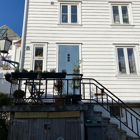 Entire Renovated Apartment From 1780 With Kitchen, Bath, Bedroom, And Living Room In Skuteviken Bergen Exterior foto