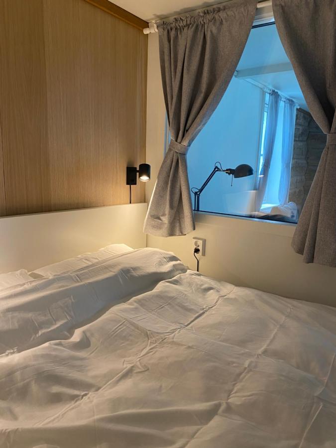 Entire Renovated Apartment From 1780 With Kitchen, Bath, Bedroom, And Living Room In Skuteviken Bergen Exterior foto
